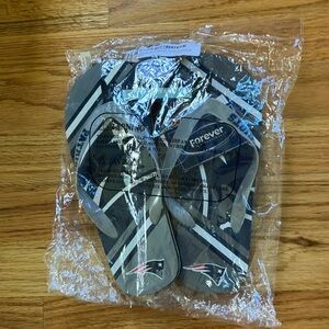 New England Patriots flip flops XL youth (5-6)